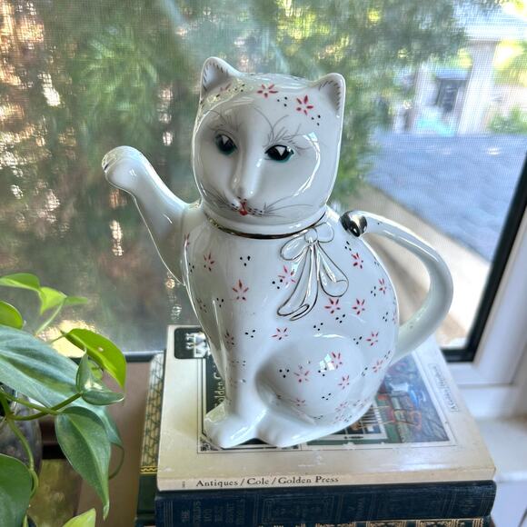 Vintage Small Ceramic Lucky Cat Tea Pot with Lid - Picture 1 of 14